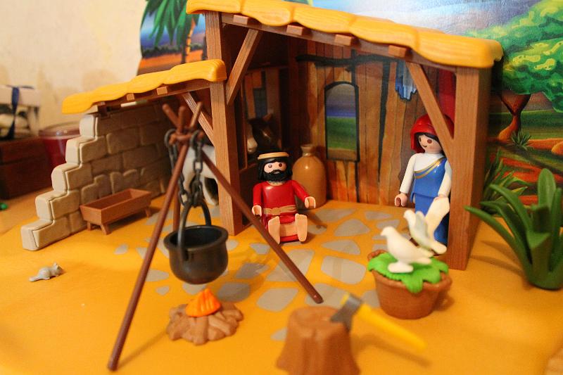 2013-12-14 Zelie mange du pain, les garcons decore le sapin 038.JPG